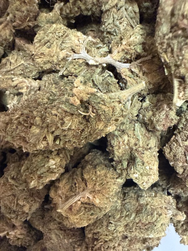 Comment utiliser les fleurs de CBD Critical pour infuser et obtenir un effet anti-stress naturel dans votre magasin spécialisé à Arès pour adultes.
