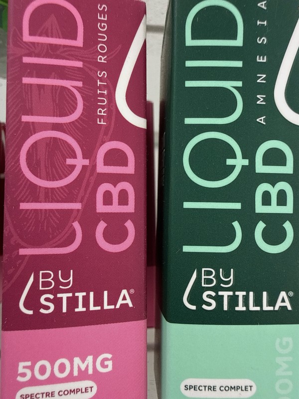 Vente d'E-liquide CBD goût Strawberry et accessoires comme le grinder dans notre shop à Arès pour une expérience de vape complète et relaxante.