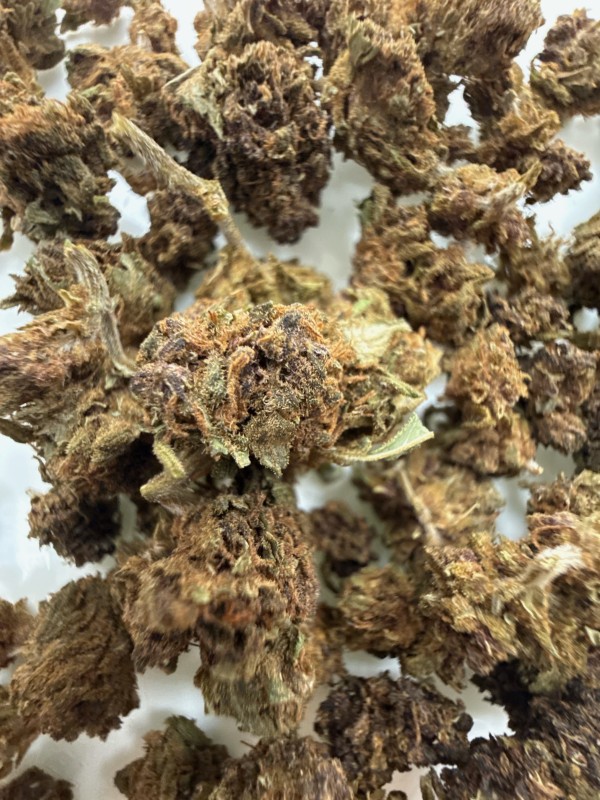 Acheter CBD en boutique à Arès avec la saveur Purple Citrus pour calmer les maux de tête et les tensions.